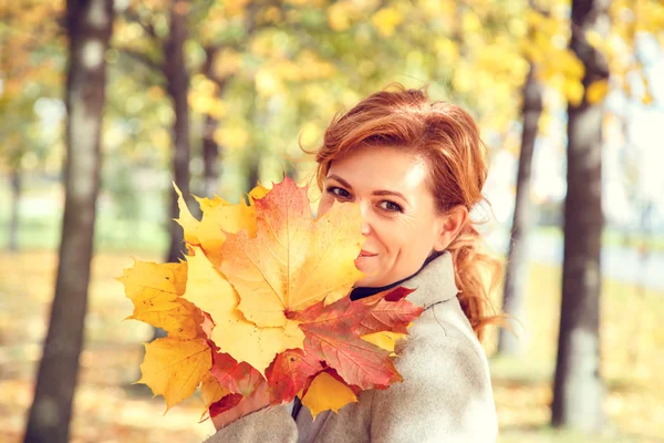 Donna nel parco d'autunno. — Foto Stock