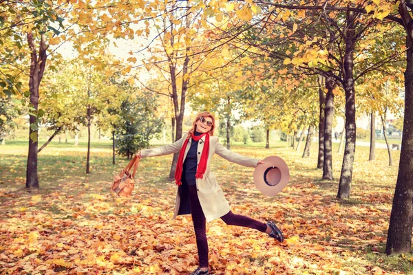 Mujer en el parque de otoño. — Foto de Stock