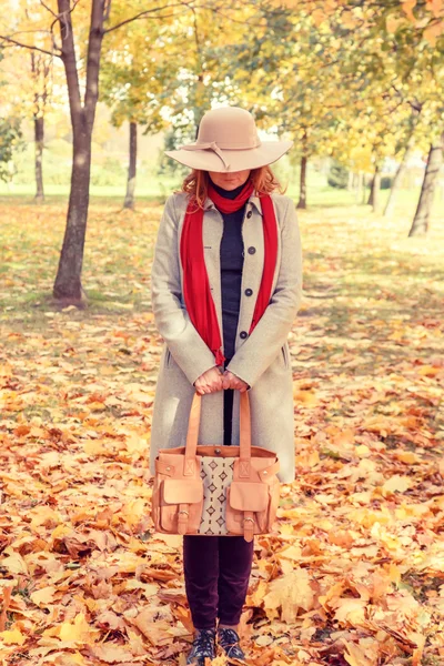 Donna nel parco d'autunno. — Foto Stock