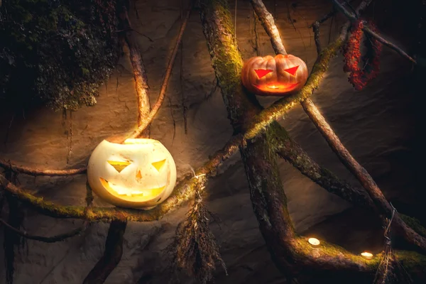 Cueva de brujas, decorada para Halloween . — Foto de Stock