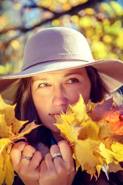 Donna nel parco d'autunno. — Foto Stock