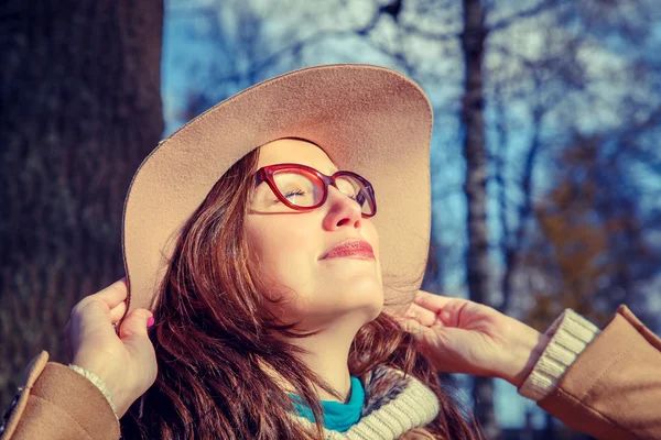 Donna nel parco d'autunno. — Foto Stock