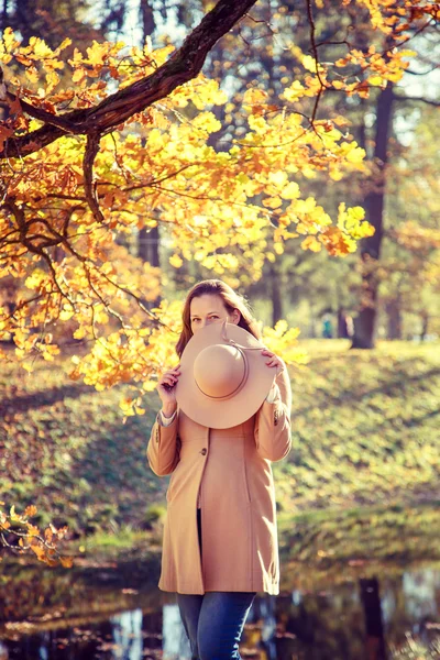 Žena v podzimním parku. — Stock fotografie