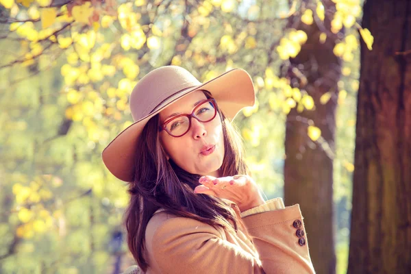 Donna nel parco d'autunno. — Foto Stock