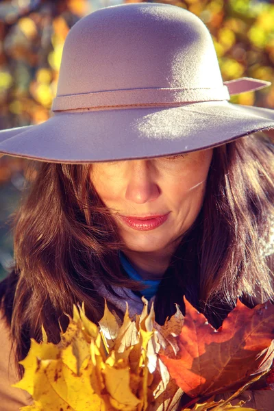 Žena v podzimním parku. — Stock fotografie