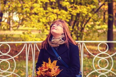 bir bankta oturan güzel kadın.