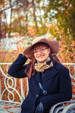 bir bankta oturan güzel kadın.