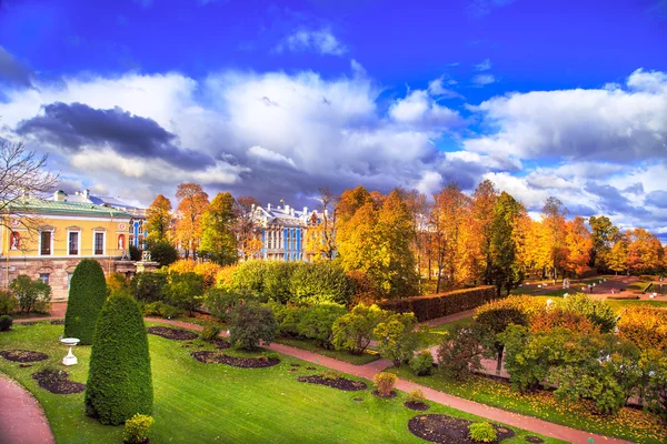 Beautiful autumn park in a suburb of St. Petersburg. — Stock Photo, Image