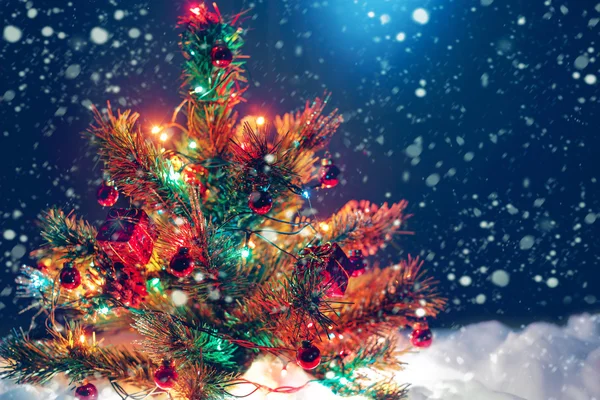 Árvore de Natal com guirlanda de luzes e decorações . — Fotografia de Stock