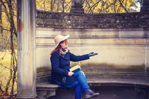 bir bankta oturan güzel kadın.