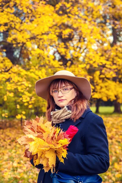 秋の公園の女. — ストック写真
