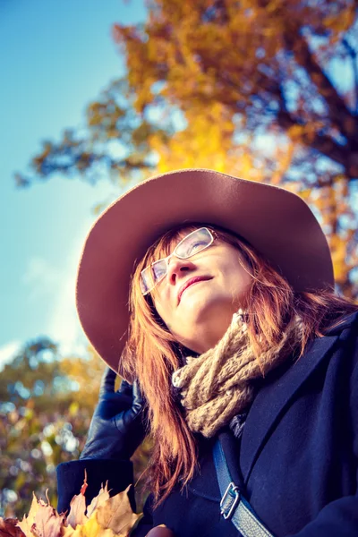 Mulher no parque de outono. — Fotografia de Stock