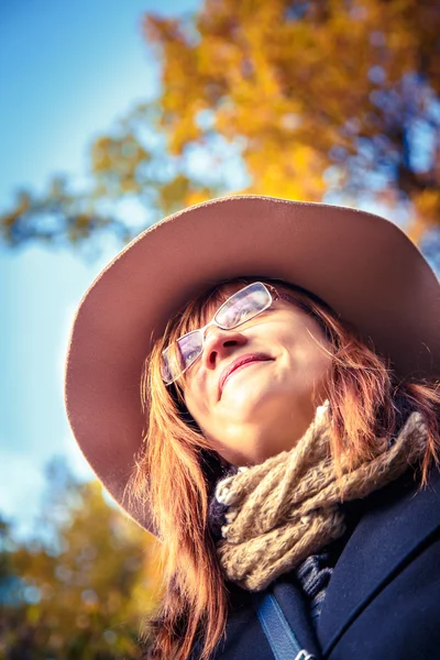 Donna nel parco d'autunno. — Foto Stock