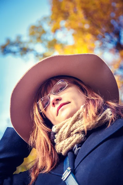 Žena v podzimním parku. — Stock fotografie