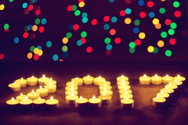Mutlu yeni yıl 2016 - şenlikli mumlar. 