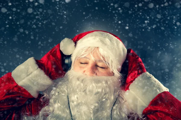 Autêntico Papai Noel está ouvindo música . — Fotografia de Stock