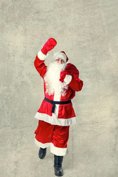 Papai Noel vai com um saco de presentes . — Fotografia de Stock