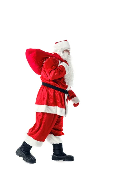 Santa claus niesie ze sobą torbę z darów. — Zdjęcie stockowe