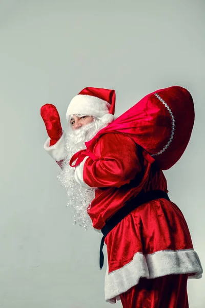 Santa Claus niesie ze sobą prezenty. — Zdjęcie stockowe