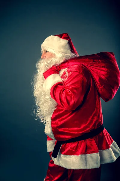 산타 클로스 선물 가방 운반. — 스톡 사진