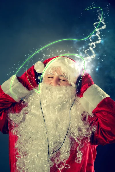 Autentyczny Święty Mikołaj jest słuchanie muzyki. — Zdjęcie stockowe
