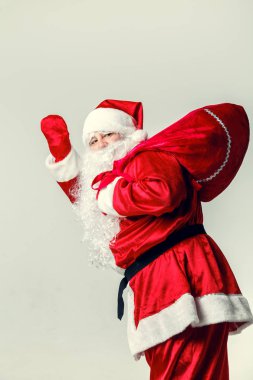 Noel Baba hediye taşır.