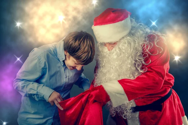 Autentické Santa Claus přinesl dárky. — Stock fotografie