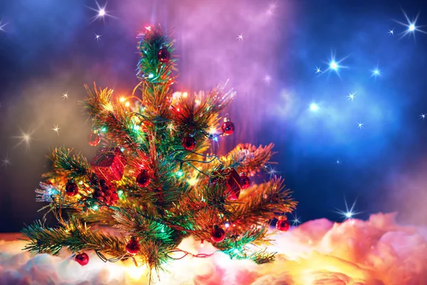 Albero di Natale con ghirlanda di luci e decorazioni . — Foto Stock