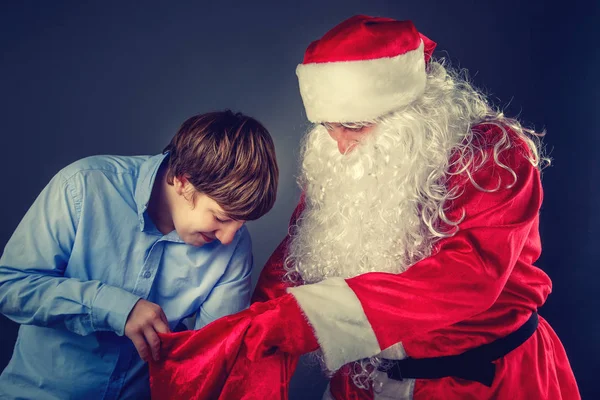 Autentické Santa Claus s dospívající. — Stock fotografie