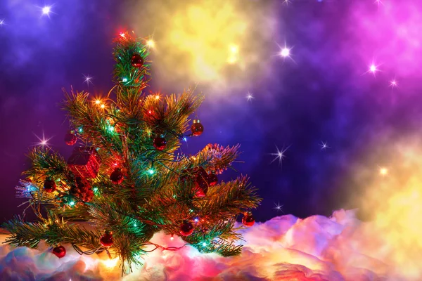 Julgran med krans av lightsl. — Stockfoto