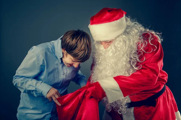 Autentické Santa Claus přinesl dárky. — Stock fotografie