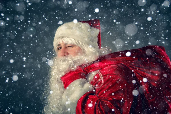 Santa Claus bär gåvor. — Stockfoto