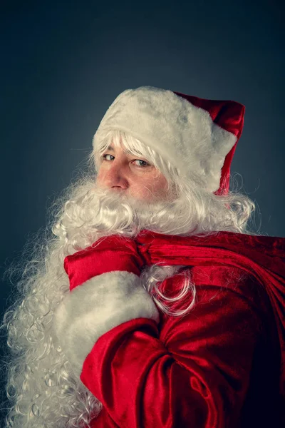Santa Claus carries gifts. — Stock Photo, Image