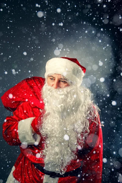 Санта-Клаус носит подарки . — стоковое фото