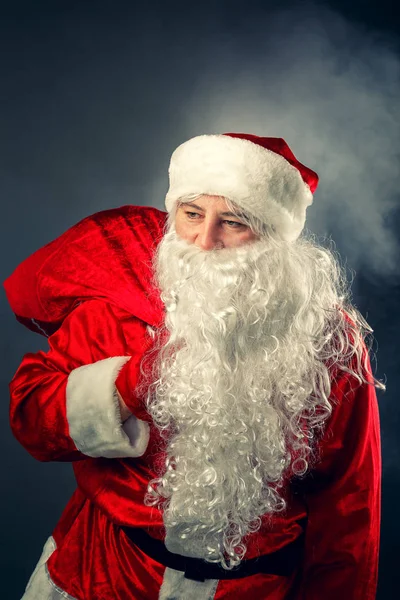 Санта-Клаус носит подарки . — стоковое фото