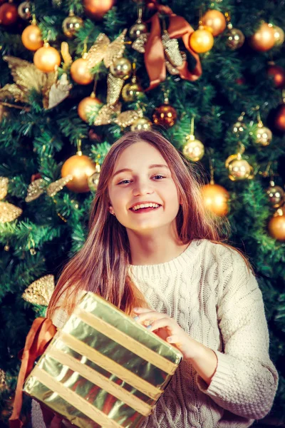 Schönes lachendes Mädchen. — Stockfoto