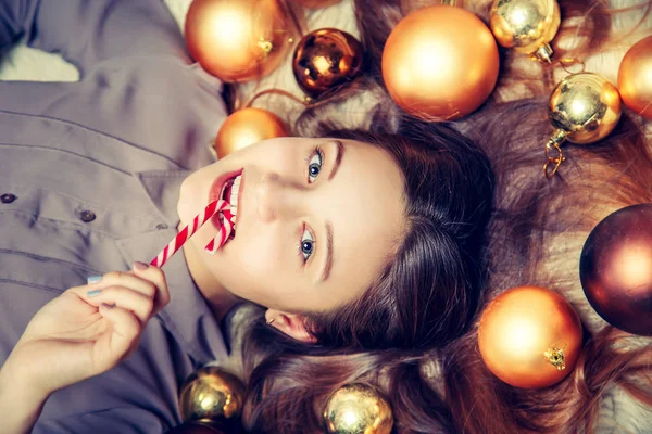 Hermosa chica con un caramelo de Navidad . — Foto de Stock