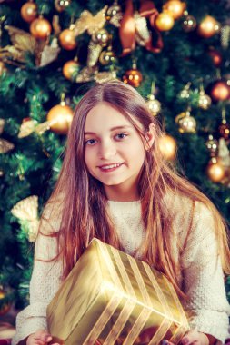 Güzel gülümseyen kız.