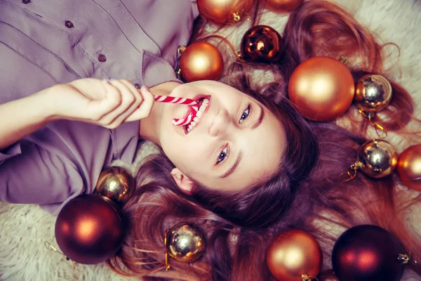 Hermosa chica con un caramelo de Navidad . — Foto de Stock