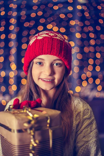 Schönes Mädchen mit Hut und Geschenk. — Stockfoto