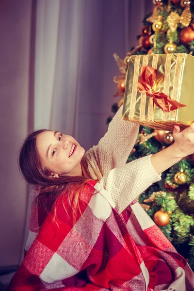 Mooi meisje met cadeau. — Stockfoto