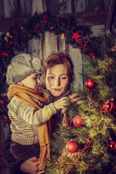 母と息子のクリスマス ツリーを飾る. — ストック写真