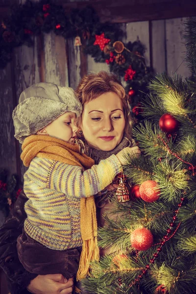 Anne ve oğlu bir Noel ağacı süsleme. — Stok fotoğraf