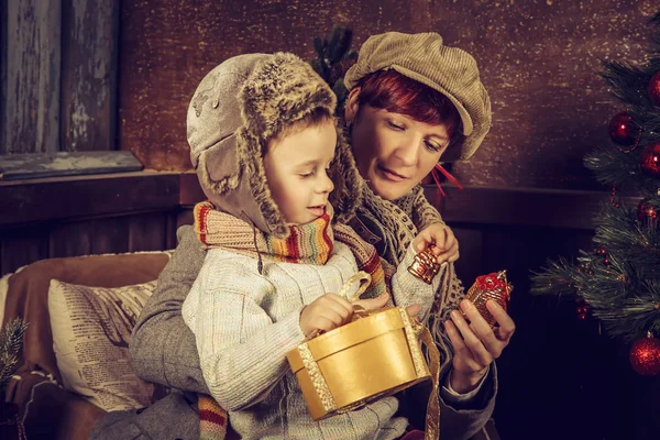 Madre e figlio nella casa di campagna . — Foto Stock