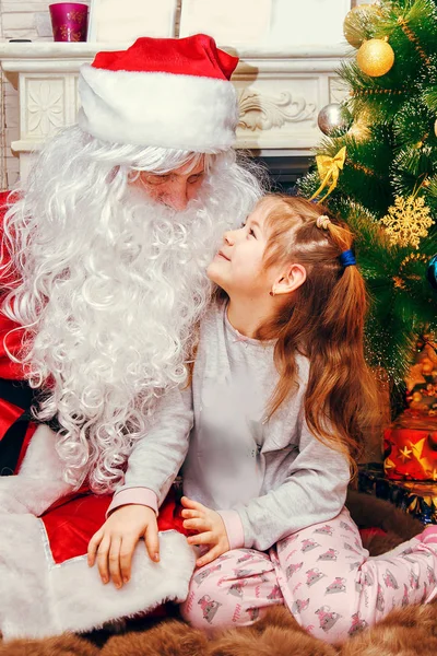 Santa claus i mała dziewczynka. — Zdjęcie stockowe