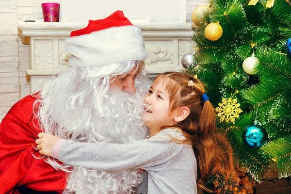 Noel Baba ve küçük kız. — Stok fotoğraf