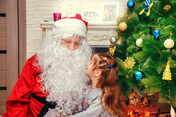 Санта-Клаус и маленькая девочка
.
