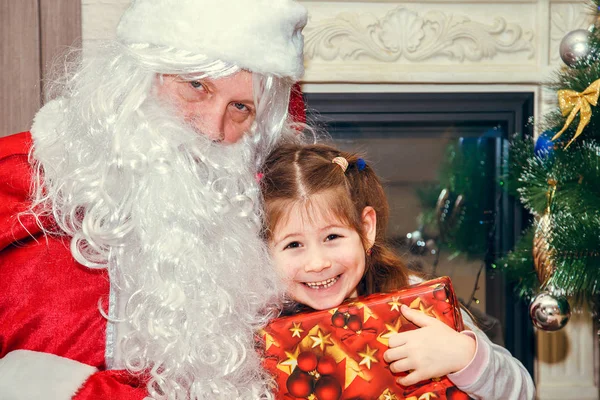 Papá Noel y niña . —  Fotos de Stock