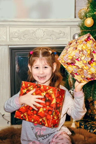 Hermosa niña con regalo. —  Fotos de Stock