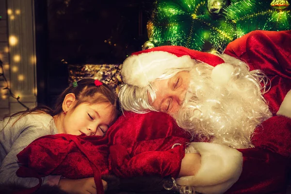 Санта-Клаус и маленькая девочка . — стоковое фото